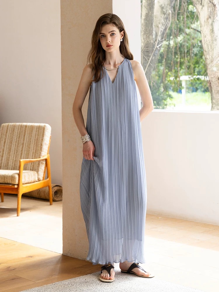 What are accordion pleats, and what are their advantages?