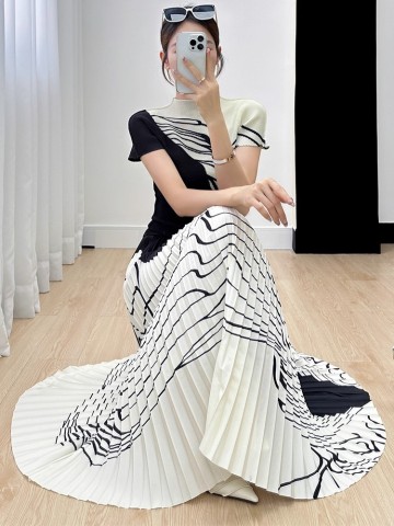 Black & White Swirl Print Set: Pleated "Corn Kernel" Top + Accordion Skirt