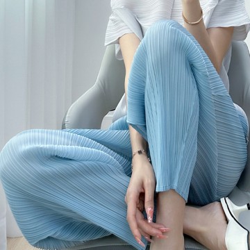 Women's Slim-Fit Pleated Carrot Pants - Tapered Ankle Trousers with Flattering Waist Design